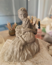 Sculpture d'une mère et de son enfant